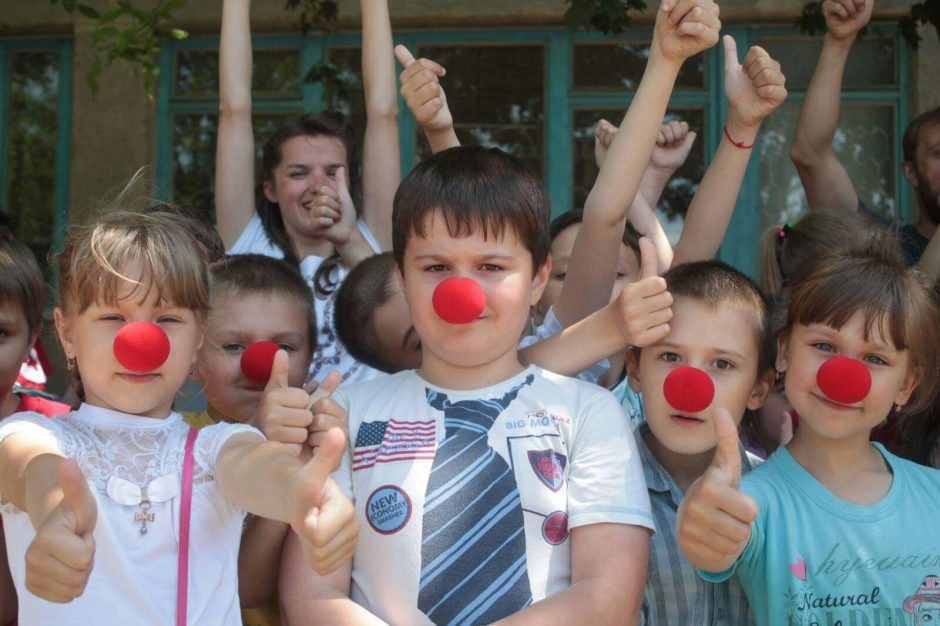 Gydytojai klounai džiugino karo išgąsdintus Ukrainos vaikus