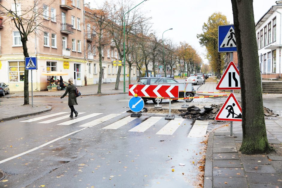 Judrioje gatvių sankryžoje – vandentiekio avarija