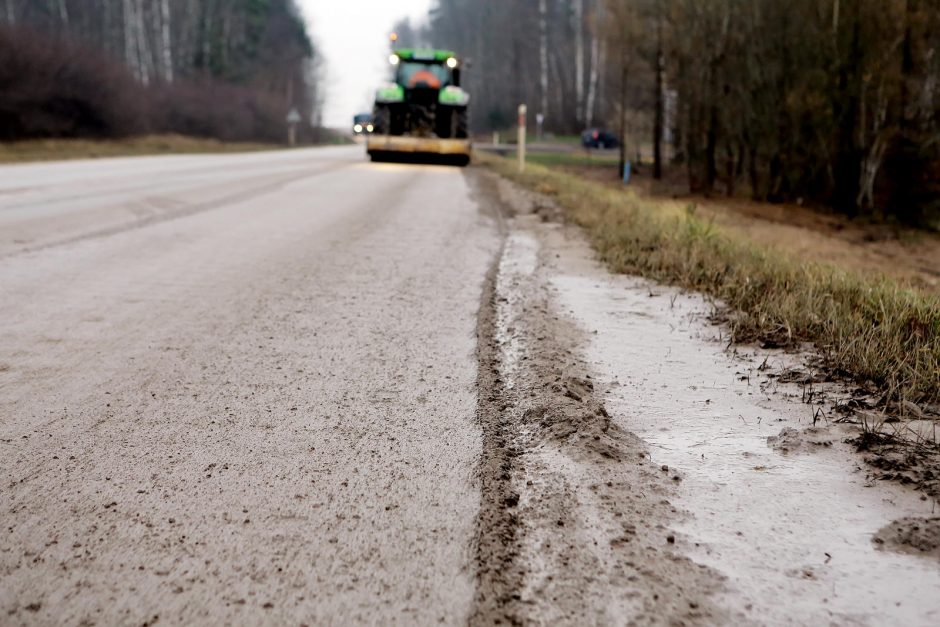 Avarijos priežastis – statybininkų užterštas kelias?