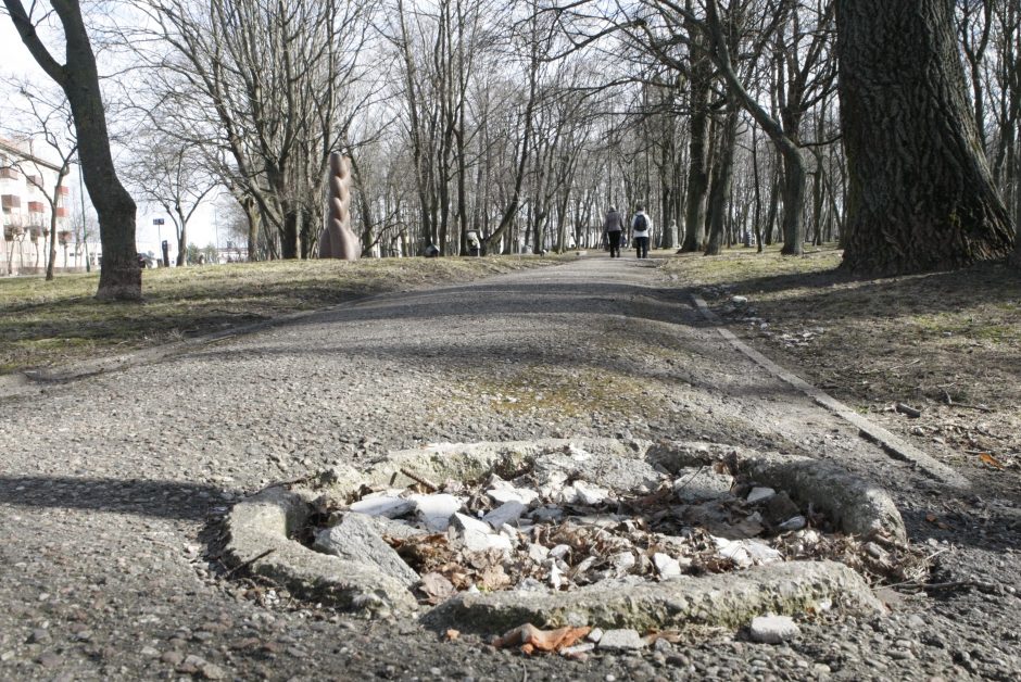 Uostamiesčio reprezentaciniame parke svečiai rizikuoja išsisukti kojas