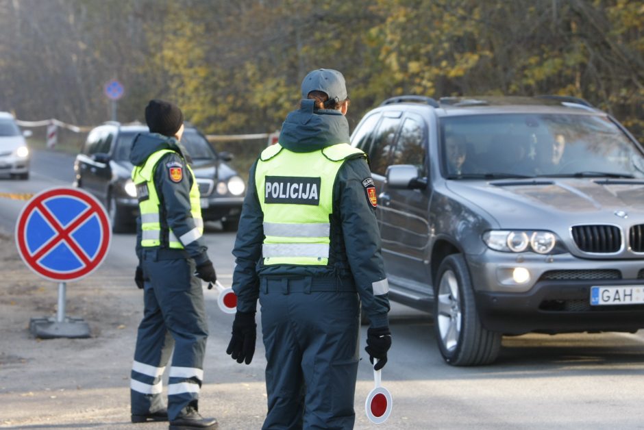 Vykstantiesiems į kapines – policijos prašymas