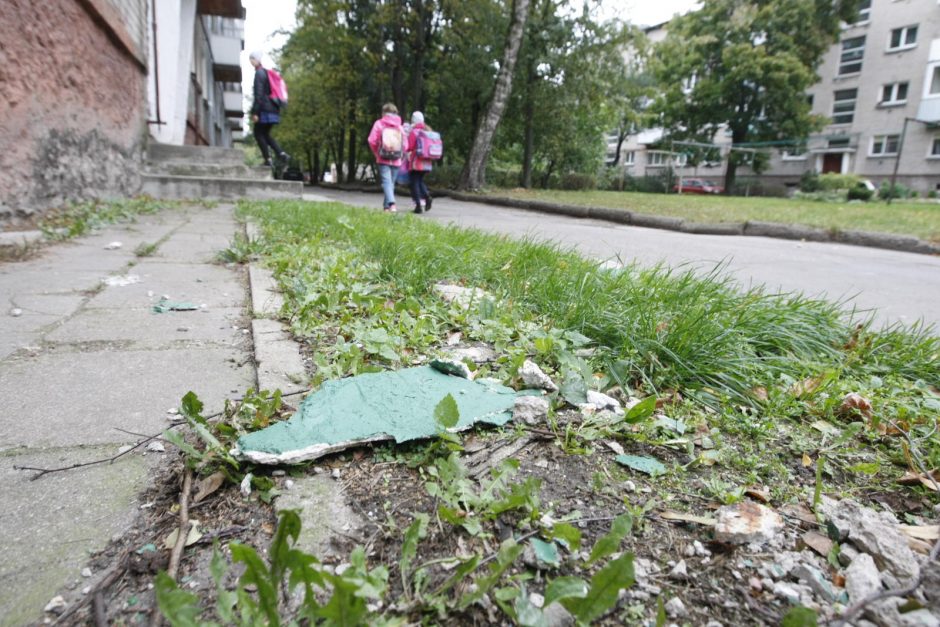 Per plauką nuo nelaimės: griūvantis balkonas vos nepražudė mamos ir dukters