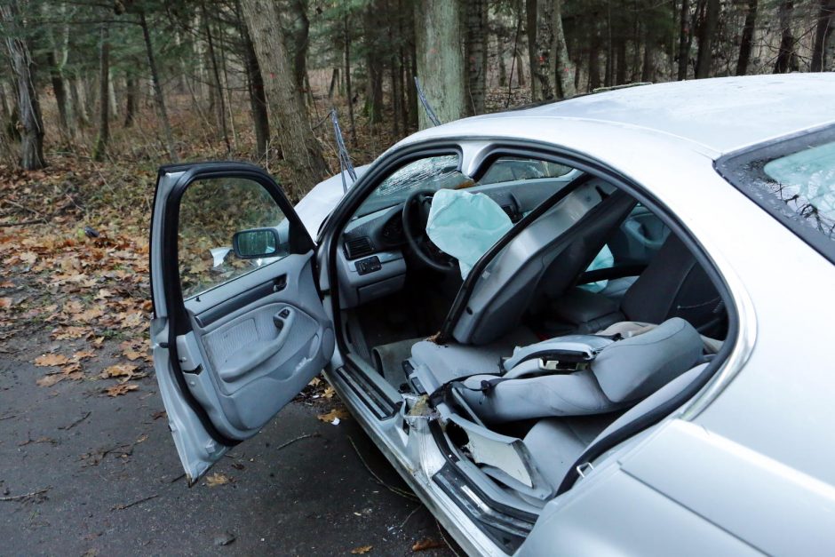 Telšiuose automobilis rėžėsi į atitvarus, nukentėjo keleivis