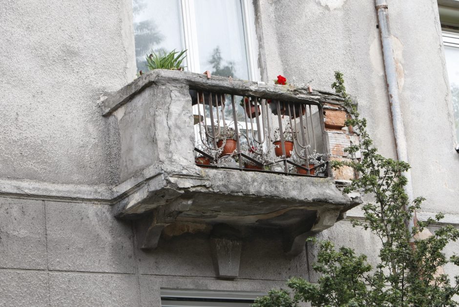Atsargiai, Klaipėdoje griūva balkonai
