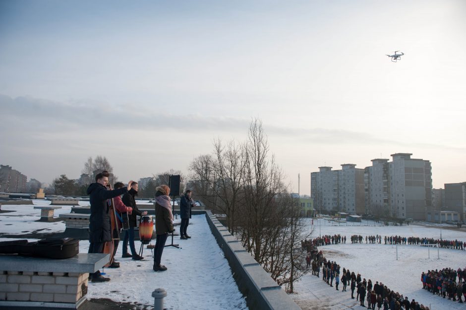 Tūkstančio gimnazistų sveikinimai Lietuvai geriausiai matėsi iš aukštai