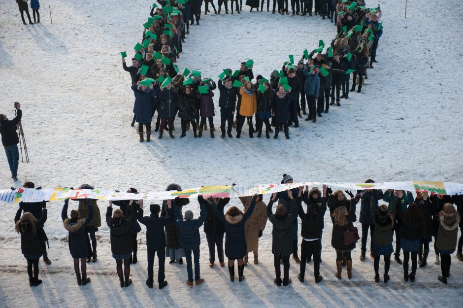 Tūkstančio gimnazistų sveikinimai Lietuvai geriausiai matėsi iš aukštai