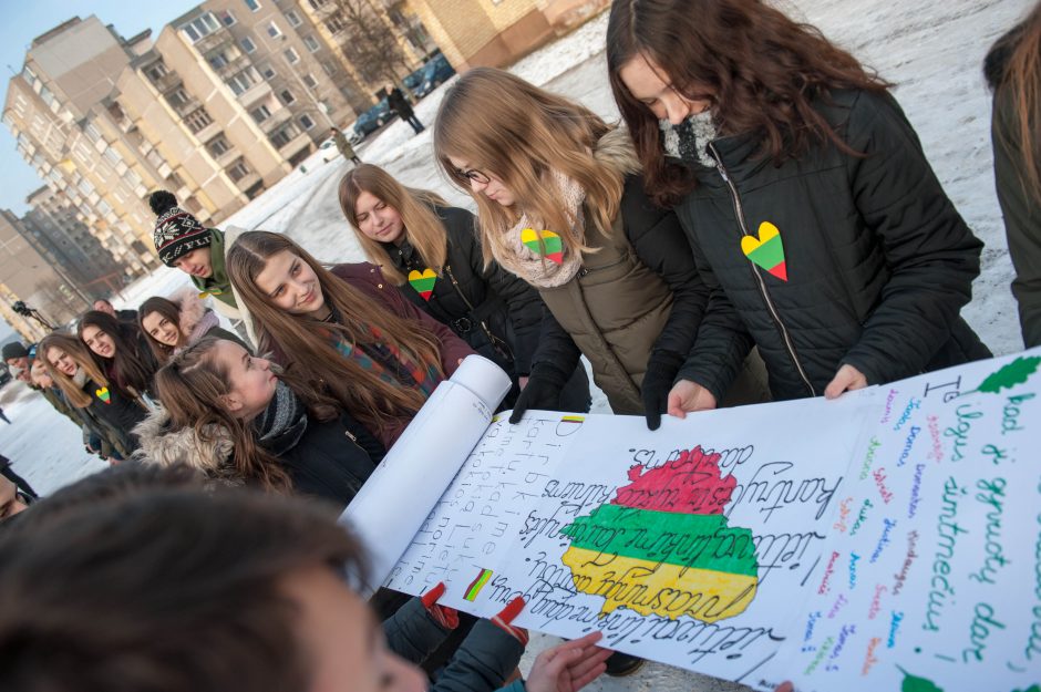 Tūkstančio gimnazistų sveikinimai Lietuvai geriausiai matėsi iš aukštai