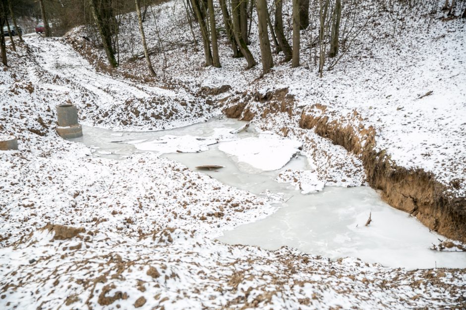 Kauniečiai sunerimo: iš kur prie Kauno marių atsirado neaiškus vamzdis?