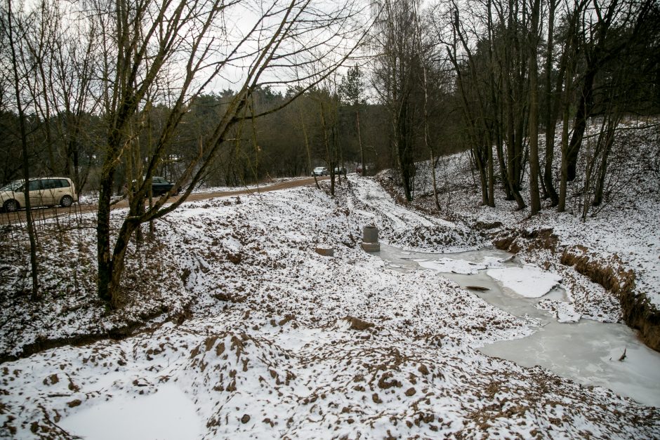 Kauniečiai sunerimo: iš kur prie Kauno marių atsirado neaiškus vamzdis?