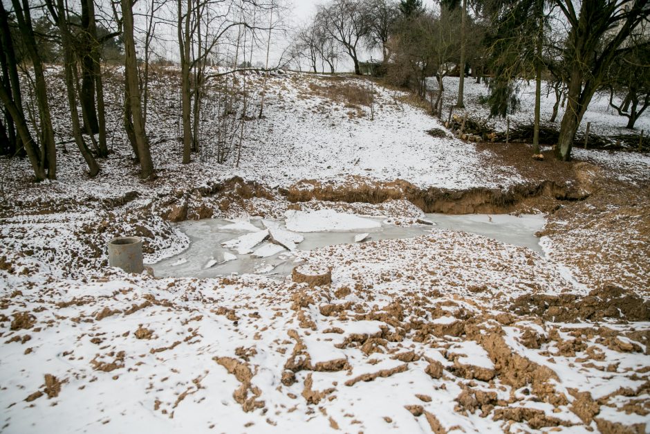 Kauniečiai sunerimo: iš kur prie Kauno marių atsirado neaiškus vamzdis?