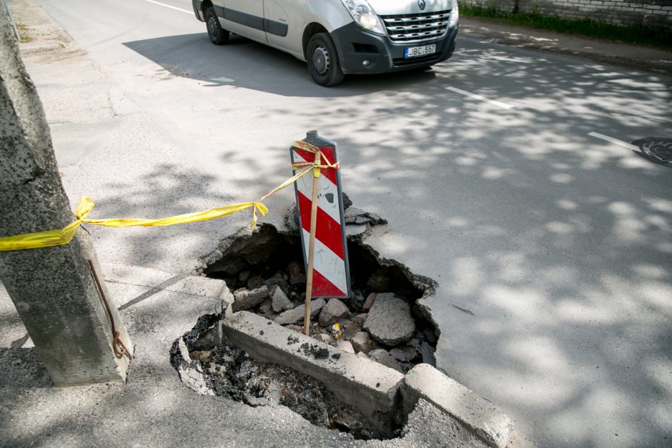 Šančiuose atsivėrė smegduobė: tvarkyti nėra kam