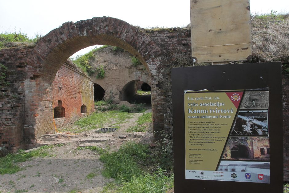 Pavojingo forto tvarkyti neskuba – įspėja ir apie galimas nuošliaužas