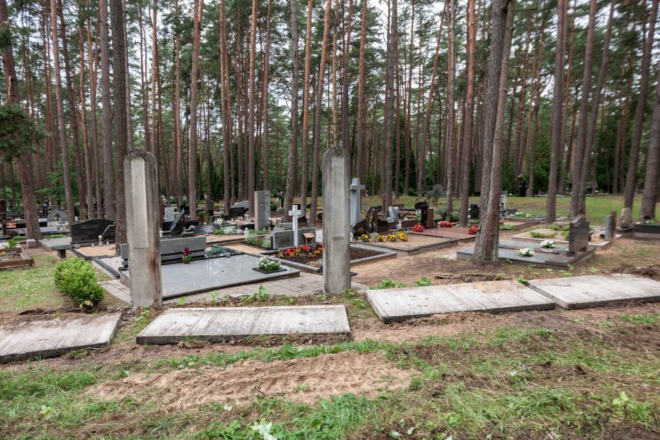 Ilgai planuotos plėtros pradžia: Petrašiūnų kapinėse jau zuja darbininkai