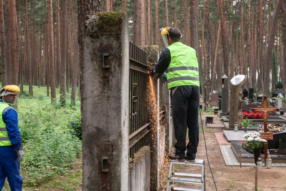 Ilgai planuotos plėtros pradžia: Petrašiūnų kapinėse jau zuja darbininkai