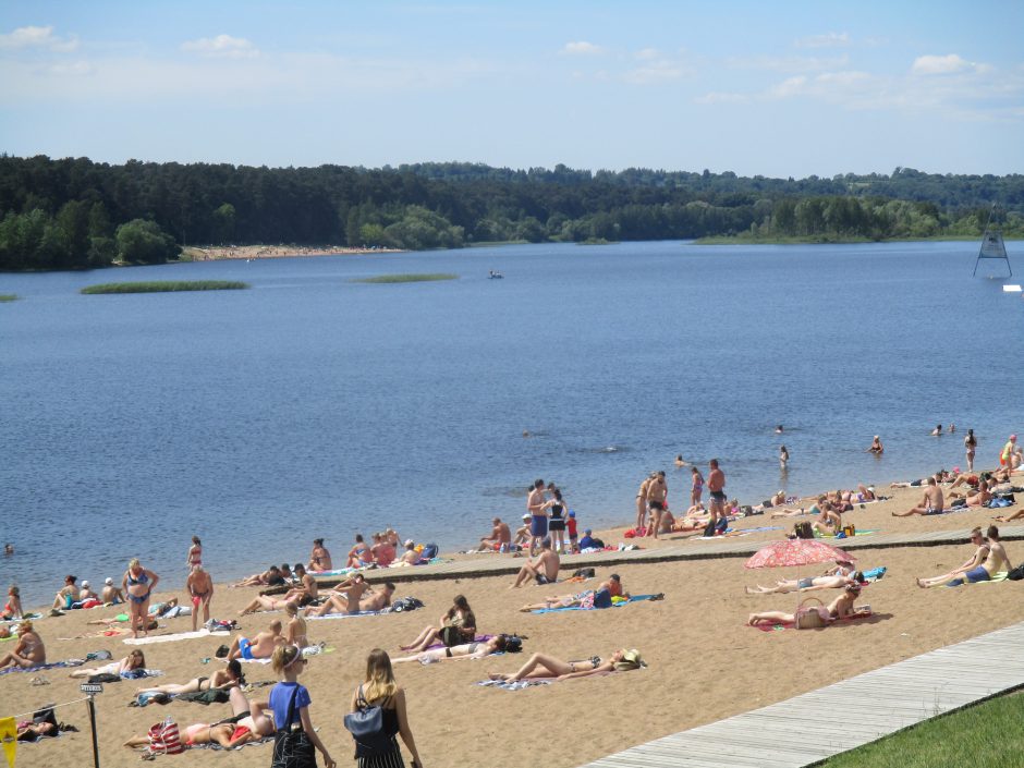 Poilsiautojų Lampėdžio ežero paplūdimyje – tarsi pajūryje