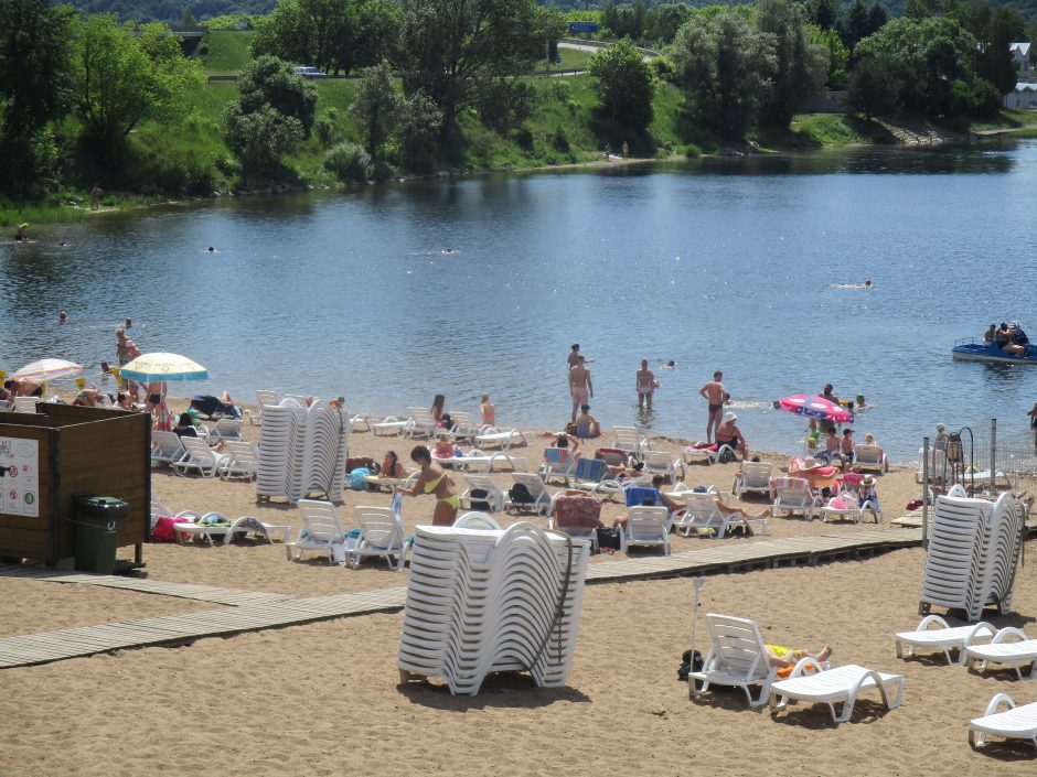 Poilsiautojų Lampėdžio ežero paplūdimyje – tarsi pajūryje