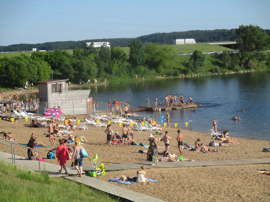 Poilsiautojų Lampėdžio ežero paplūdimyje – tarsi pajūryje