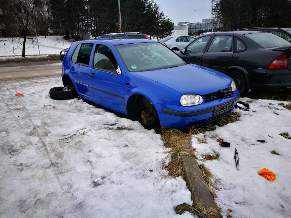 Sudega vis daugiau apleistų automobilių