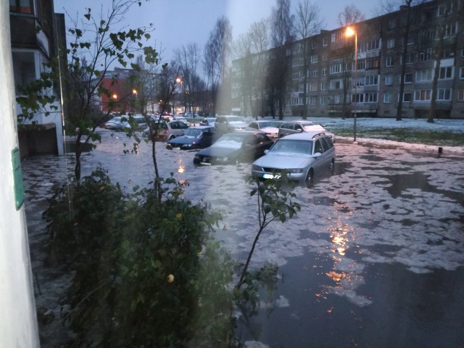 Klaipėda skęsta: užlieti kiemai, sugedusios mašinos (draudikų komentarai)