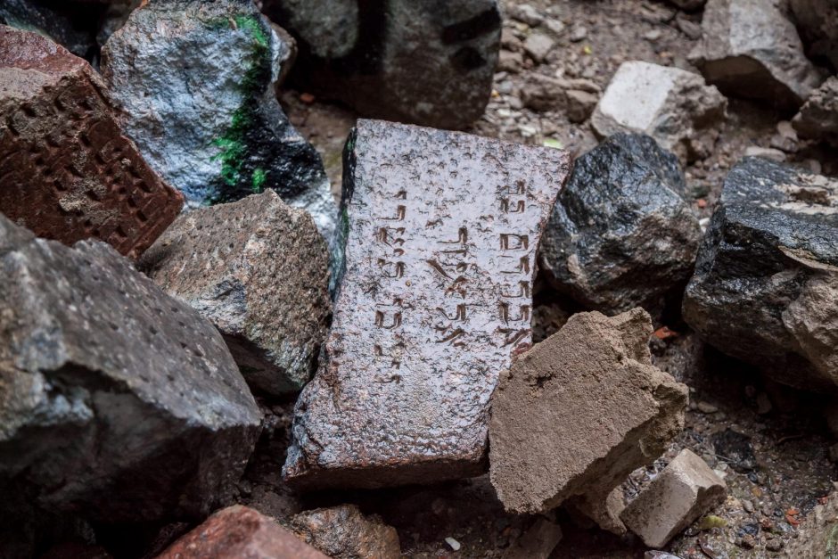 Paminkliniai akmenys grįžta į senąsias žydų kapines