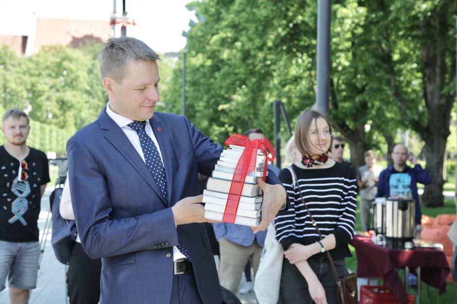 Lukiškių aikštėje – pirmoji skaitykla po atviru dangumi