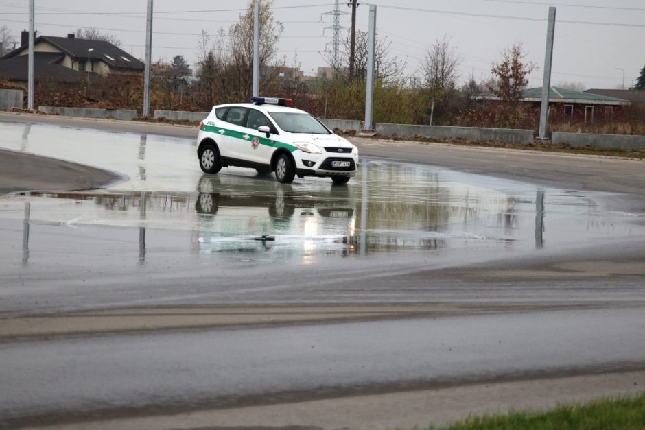 Būsimi policininkai mokosi ir ekstremalaus vairavimo