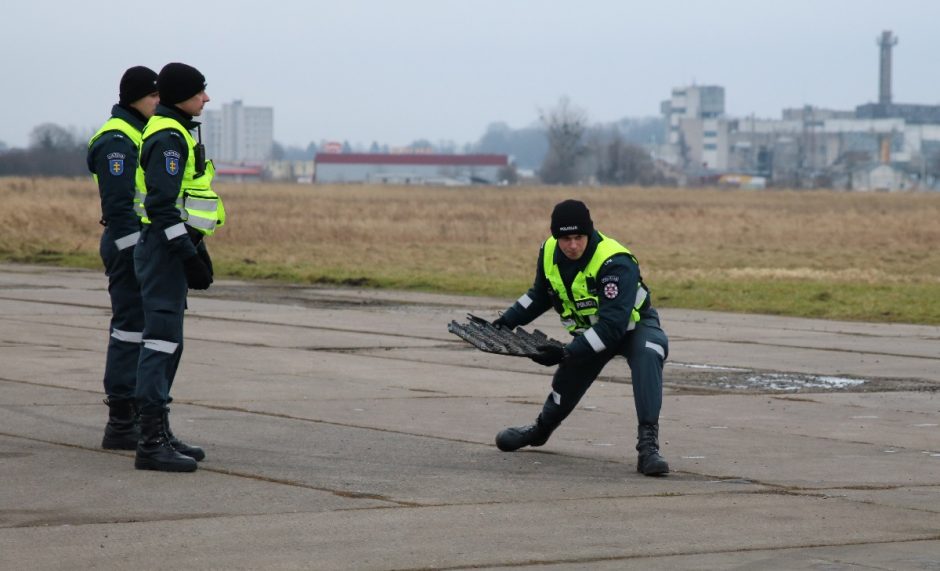 S. Dariaus ir S. Girėno aerodrome – būrys pareigūnų ir aidintys šūviai