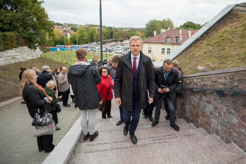 Atidengti Č. Milošo laiptai