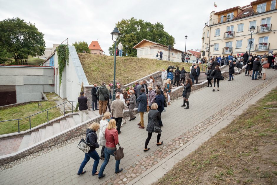 Atidengti Č. Milošo laiptai