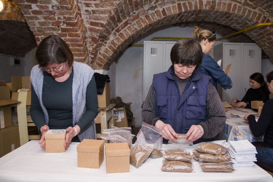 Pasaulio lietuviams į beveik 30 šalių išsiųsta vienybės žemės