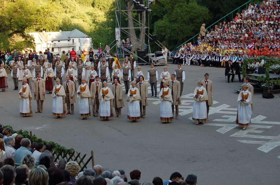 Tautinių šokių ansambliui „Rasa“ – pusšimtis metų