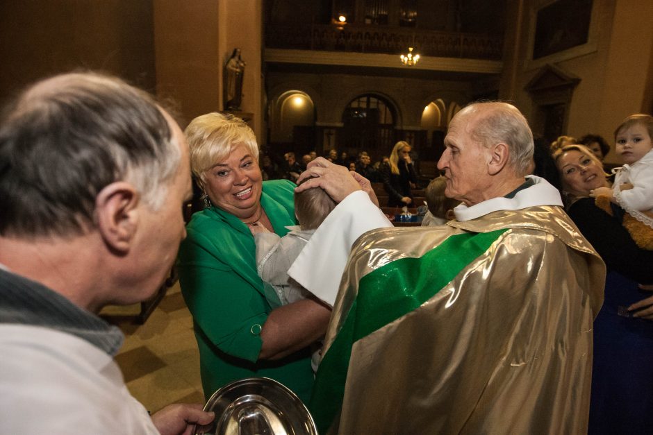 Beglobius mažylius pakrikštijo garsūs žmonės