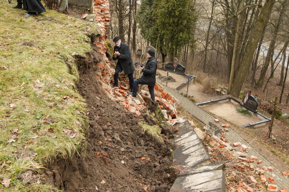 Ar slenkantis šlaitas nesugriaus bažnyčios?