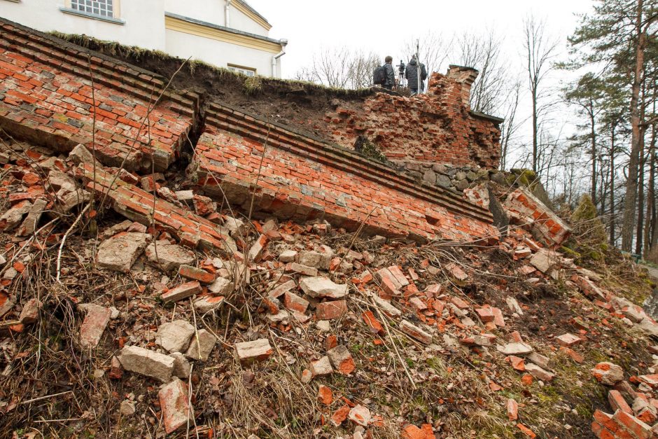 Ar slenkantis šlaitas nesugriaus bažnyčios?