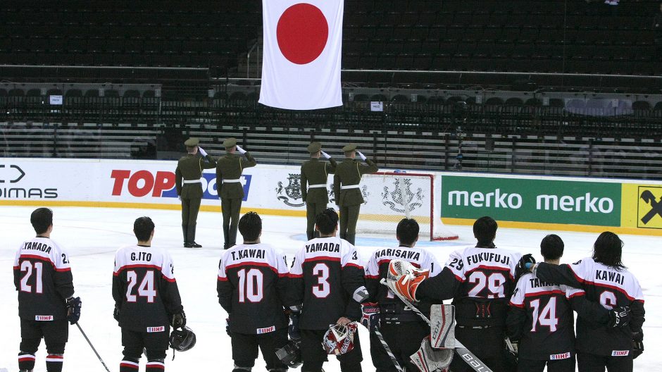 Japonijos ledo ritulininkai antrą dieną iš eilės išnešė sveiką kailį