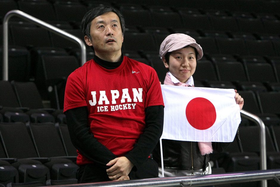 Japonijos ledo ritulininkai antrą dieną iš eilės išnešė sveiką kailį