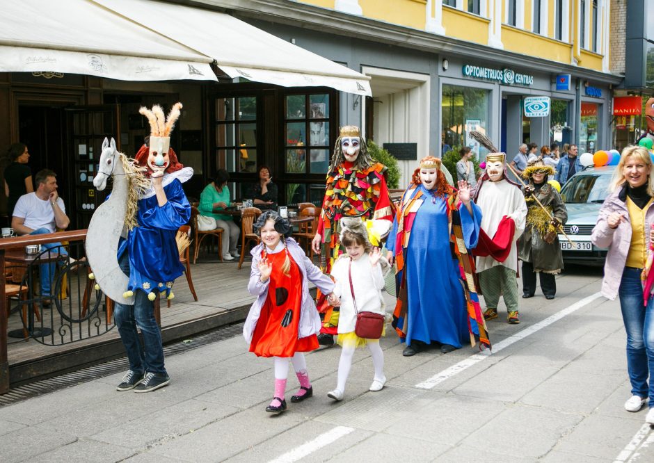 Laisvės alėja žygiavo lėlės, kaukės ir vaikai