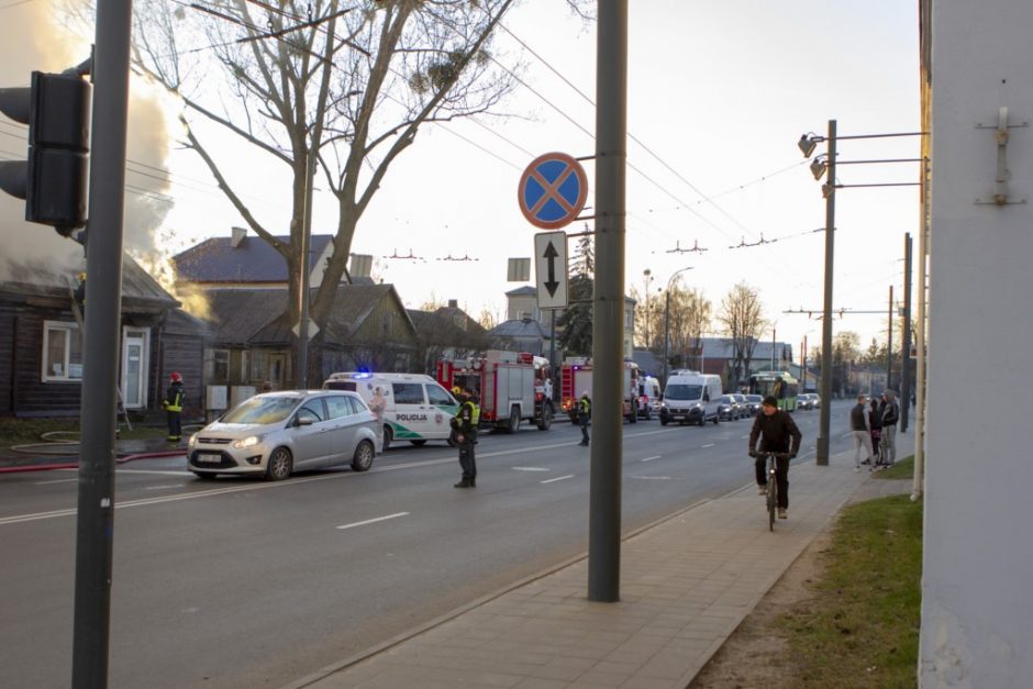 Dūmų debesys virš Savanorių prospekto: atvira liepsna degė namas (vaizdo įrašai)