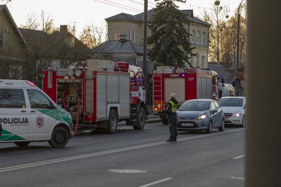 Dūmų debesys virš Savanorių prospekto: atvira liepsna degė namas (vaizdo įrašai)