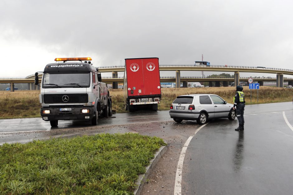 Šalia Klaipėdos vilkikas nuvažiavo į žiedinę sankryžą