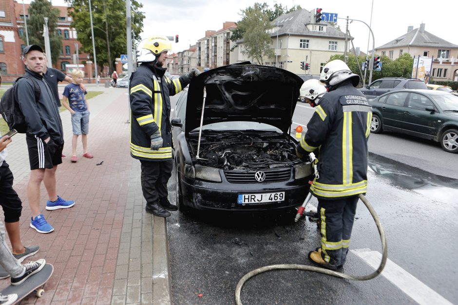 Klaipėdoje degė du automobiliai