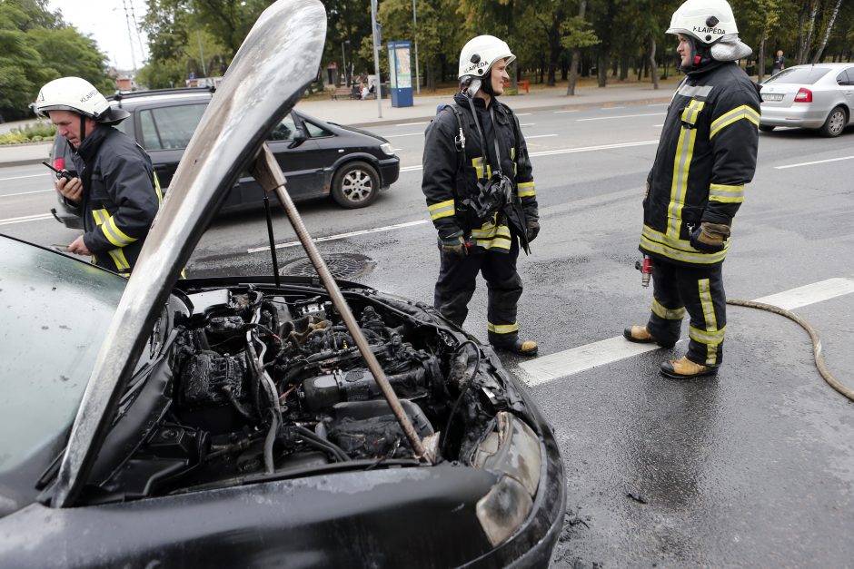 Klaipėdoje degė du automobiliai