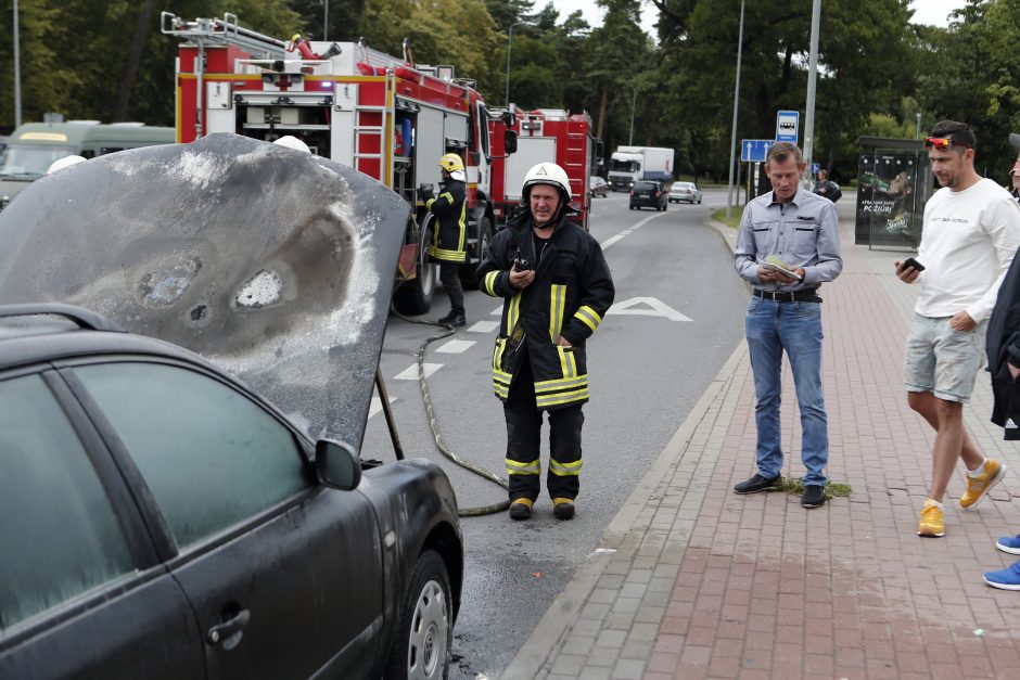 Klaipėdoje degė du automobiliai