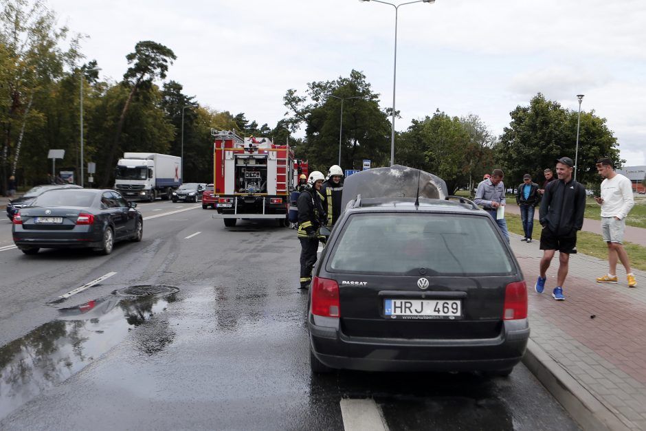 Klaipėdoje degė du automobiliai