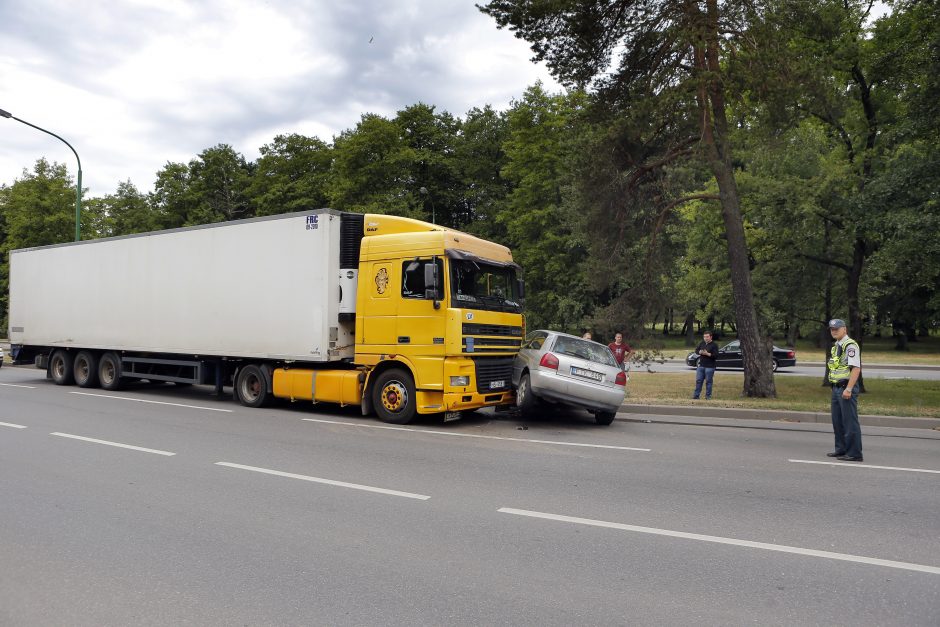 Avarija Klaipėdoje: vilkikas lengvąjį automobilį vilko 15 metrų