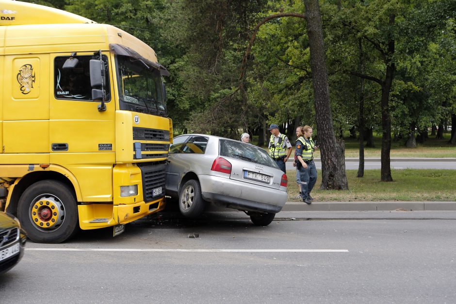 Avarija Klaipėdoje: vilkikas lengvąjį automobilį vilko 15 metrų