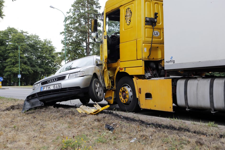 Avarija Klaipėdoje: vilkikas lengvąjį automobilį vilko 15 metrų