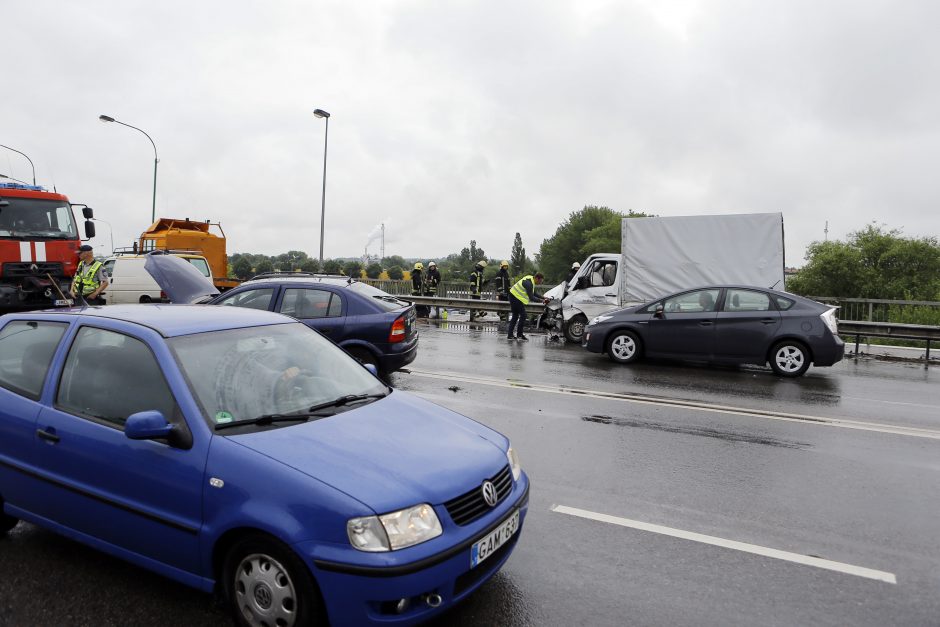 Avarija ant Mokyklos gatvės viaduko: iš suknežintos mašinos moterį vadavo ugniagesiai