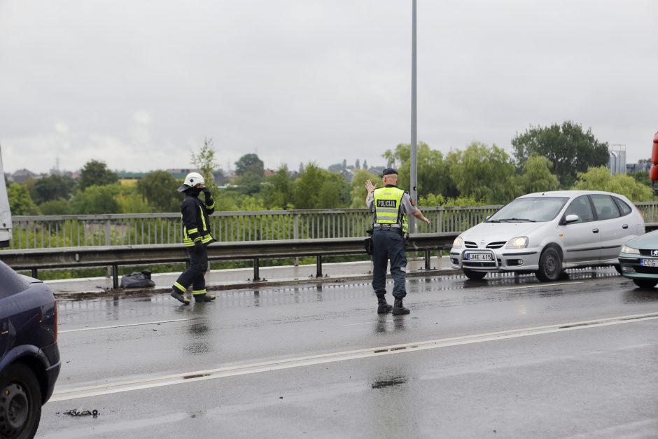 Avarija ant Mokyklos gatvės viaduko: iš suknežintos mašinos moterį vadavo ugniagesiai