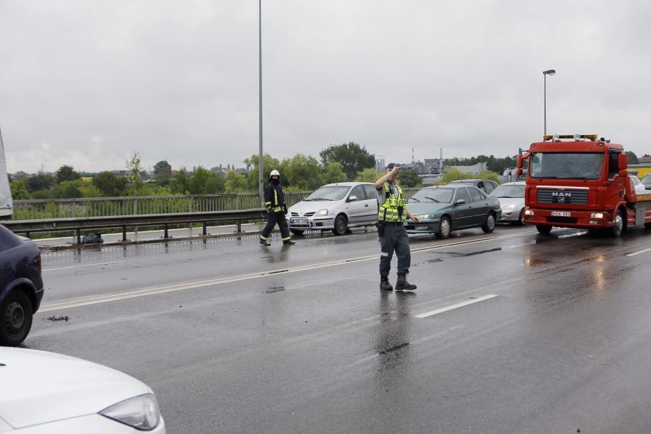 Avarija ant Mokyklos gatvės viaduko: iš suknežintos mašinos moterį vadavo ugniagesiai